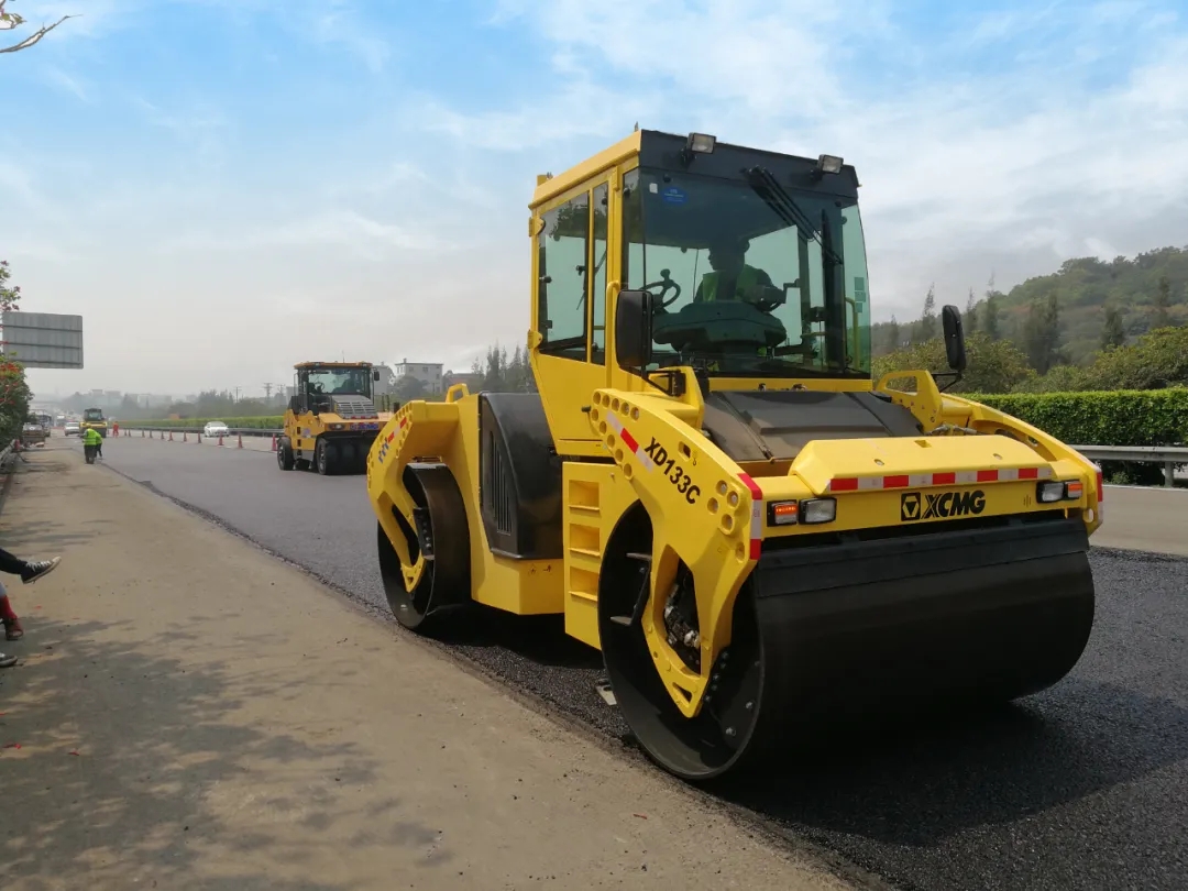 一种沥青混凝土道路施工压实机的制作方法(图1)