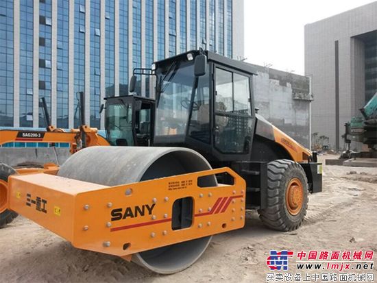 钢轮压路机安全操作规程和施工技术要求docx(图1)