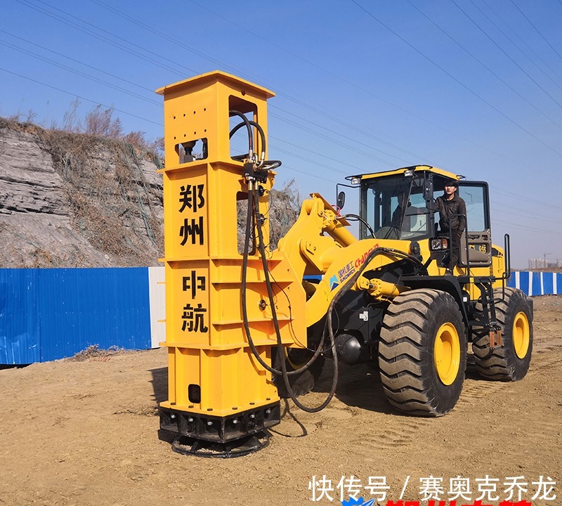 路基压实机具的类型较多大致上分为碾压式、夯击式和振动式三大类型。（)(图1)